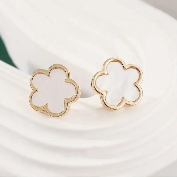Gold and white flower petal clover stud earrings - Picture 2 of 3
